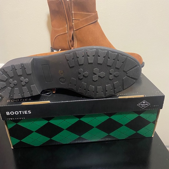 St. John’s Bay Cognac Booties size 9M - Picture 3 of 3